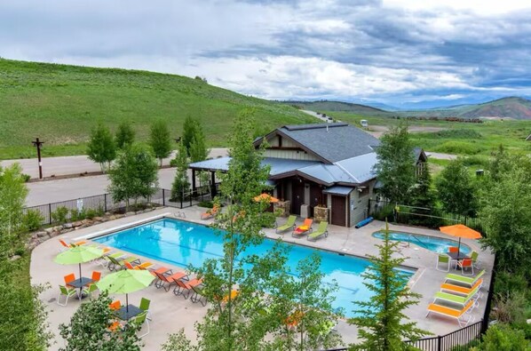 Outdoor pool, a heated pool - Lucky Horse - Cozy 1 BR/1BA ski in/ski out condo in Granby Ranch (Granby)