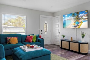 Smart TV, books - Heated Pool • Fire Pit • BBQ • Mini Golf + Bowling (Clearwater)