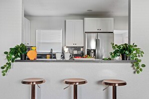 Fridge, microwave, oven, stovetop - Heated Pool • Fire Pit • BBQ • Mini Golf + Bowling (Clearwater)