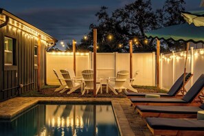 Een buitenzwembad en een verwarmd zwembad