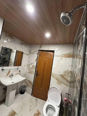 Towels, toilet paper - Stunning 4-Bedroom Villa Nathiagali  (Nathia Gali)