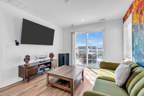 智能电视、桌上足球、书