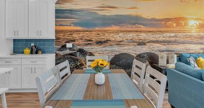 1/2 Block 2 Beach, Rooftop Balcony, Linens + Towels included.