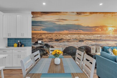 1/2 Block 2 Beach, Rooftop Balcony, Linens + Towels included.