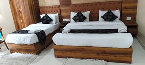 Kamar Triple Comfort, pemandangan kota | Seprai antialergi, meja kerja, dan Wi-Fi gratis