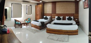 Kamar Triple Comfort, pemandangan kota | Seprai antialergi, meja kerja, dan Wi-Fi gratis