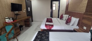 Kamar Double Klasik | Kamar mandi | Shower, handuk, sabun, dan tisu toilet