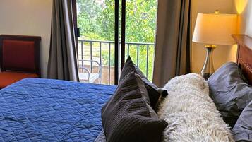 Decoración personalizada, muebles diferentes y cortinas blackout