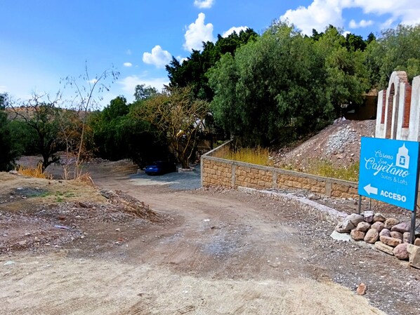 A sign for 'Casona San Cayetano Suites & Lofts' with an arrow pointing left for access. - Casona San Cayetano Suites & Lofts & Spa by SCE (Guanajuato)