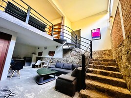 Loft galeria | Área de estar | TV LED 32 polegadas com canais digitais, serviços de streaming