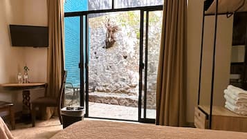 Habitación doble Premium, patio | Decoración personalizada, muebles diferentes y cortinas blackout
