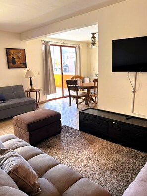 Panoramic Loft, Balcony, Garden View | Living area | 32-inch LED TV with digital channels, streaming services - Casona San Cayetano Suites & Lofts & Spa by SCE (Guanajuato)