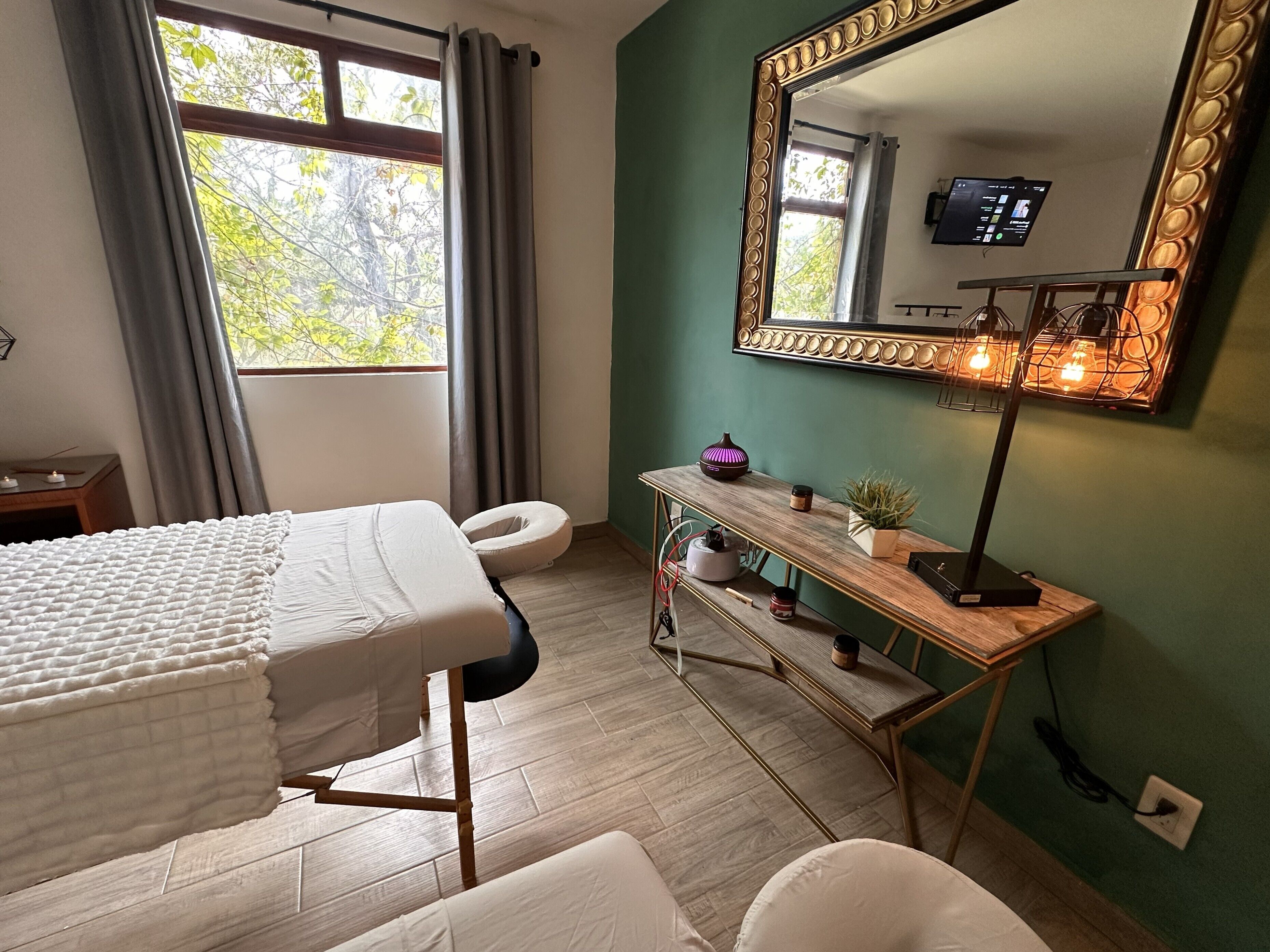 双人护理室、芳香疗法、深层组织按摩、产前按摩、运动按摩、面部护理