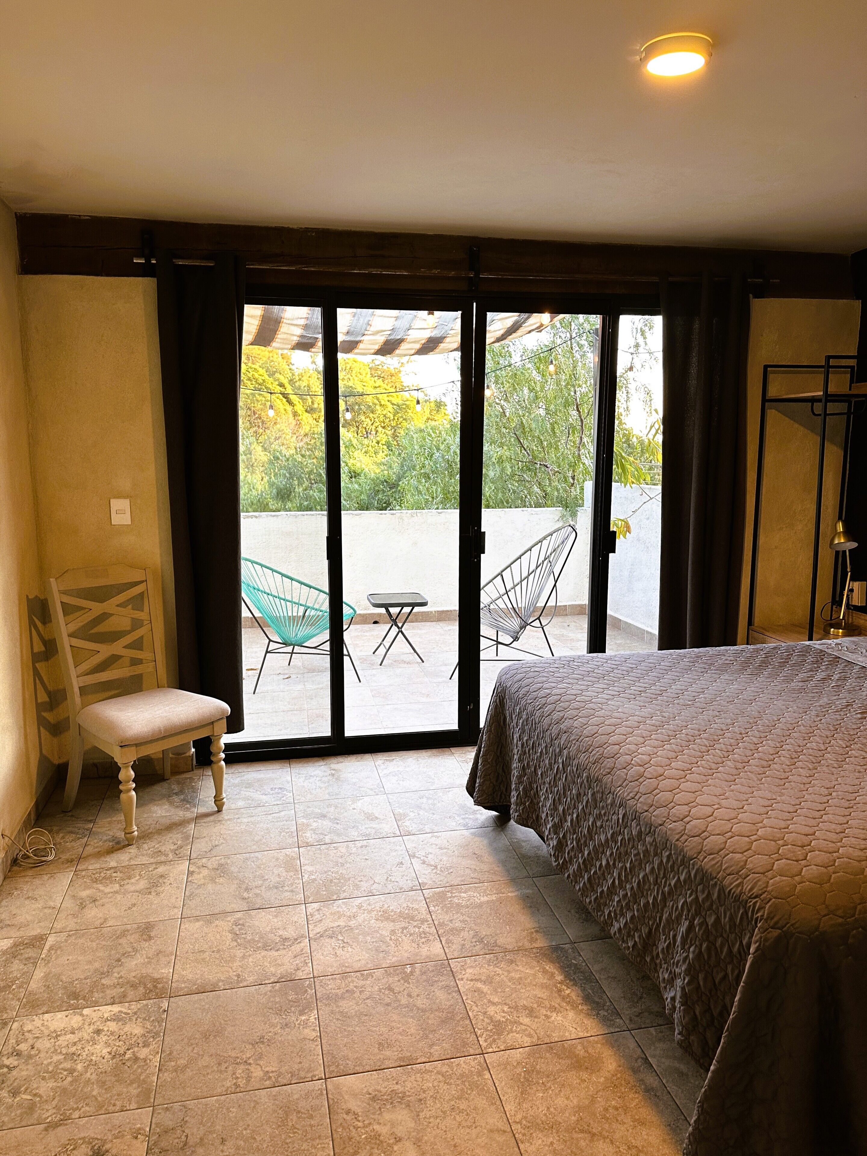 Decoración personalizada, muebles diferentes y cortinas blackout 