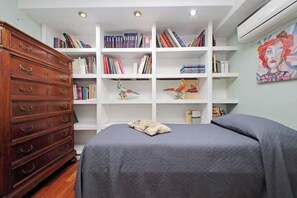 2 bedrooms, desk, WiFi