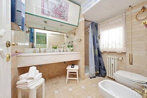 Shower, bidet - Anno Domini Appia Antica 120 sqm, large,  elegant, close to the historic center (Roma)