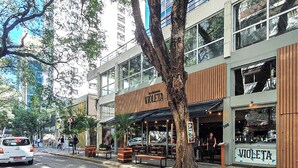A modern building with a restaurant named "Violetta" on the ground floor. - Next Bela Cintra by Viva - Prédio completo com wi-fi próximo ao metrô Consolação e ao MASP (São Paulo)