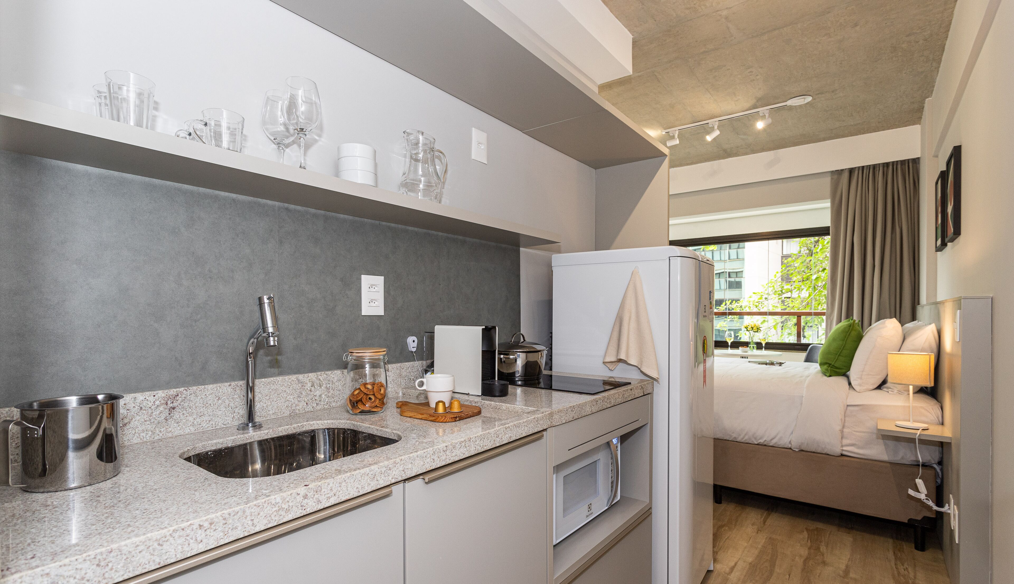 标准开间 | 私人厨房 | 大冰箱、微波炉、厨具/餐具