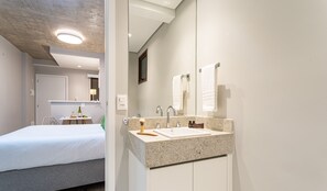 Monolocale Tradizionale | Bagno | Doccia, asciugacapelli, asciugamani, sapone