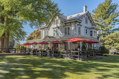 Restaurante al aire libre. Charming Inn Steps away from Downtown Warwick only an Hour away from NYC