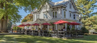 Charming Inn Steps away from Downtown Warwick only an Hour away from NYC