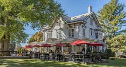 Charming Inn Steps away from Downtown Warwick only an Hour away from NYC