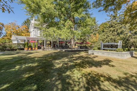 Exterior. Charming Inn Steps away from Downtown Warwick only an Hour away from NYC