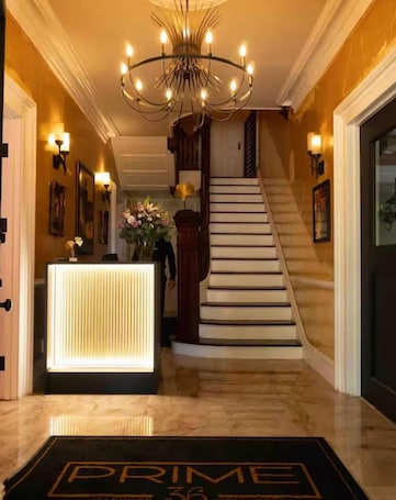 Interior. Charming Inn Steps away from Downtown Warwick only an Hour away from NYC