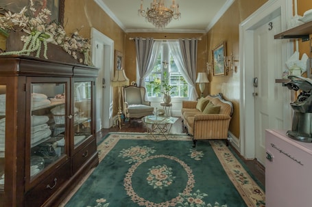 TV. Charming Inn Steps away from Downtown Warwick only an Hour away from NYC