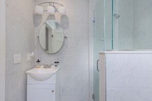 Een douche, een haardroger, handdoeken, zeep