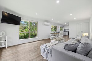 TV - Boronia Oasis Creek front Villa in the Heart of Sawtell (SAWTELL)