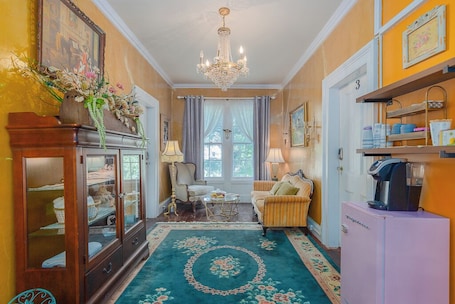 Interior. The Warwick Inn Boutique Amity Room 3 an Hour from NYC