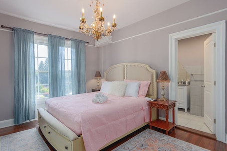 1 bedroom, iron/ironing board, WiFi, bed sheets. The Warwick Inn Boutique Amity Room 3 an Hour from NYC