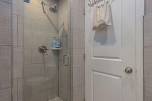 Chuveiro, secador de cabelo, toalhas de banho, sabonete