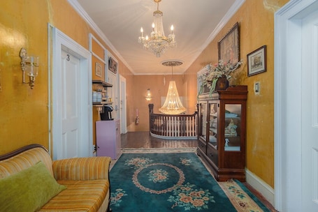 Lobby. The Warwick Inn Boutique Amity Room 3 an Hour from NYC