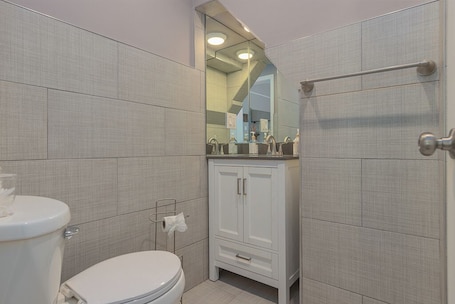 Shower, hair dryer, towels, soap. The Warwick Inn Boutique Amity Room 3 an Hour from NYC