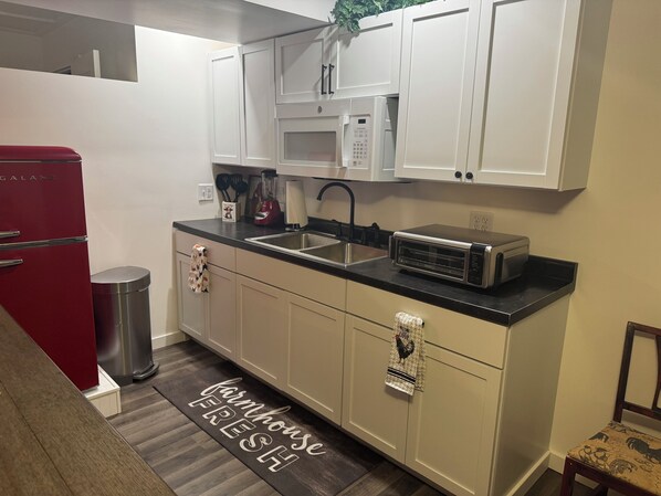 Fridge, microwave, dishwasher, coffee/tea maker