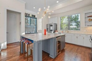 Fridge, microwave, oven, stovetop - Luxury Midtown Gem : Amazing Rooftop Views (Houston)