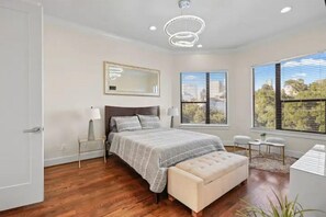 3 habitaciones, escritorio y tabla de planchar con plancha 