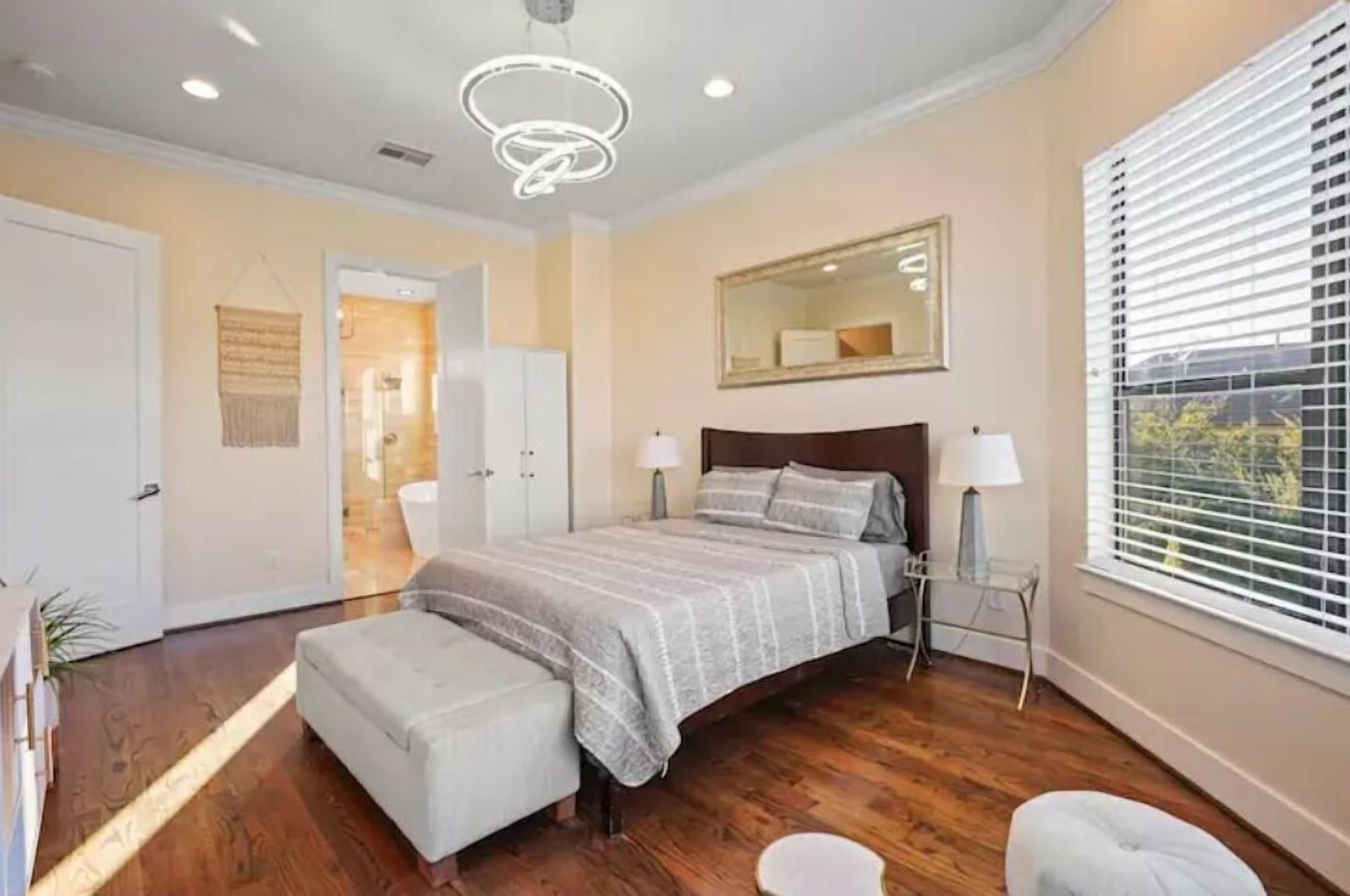 3 bedrooms, desk, iron/ironing board, travel crib