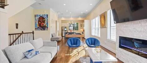 TV connectée, cheminée, livres