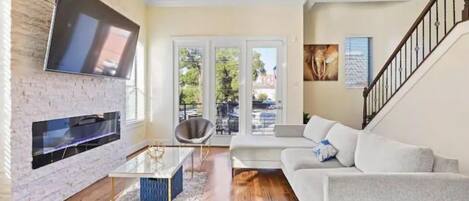 Smart TV, chimenea, libros