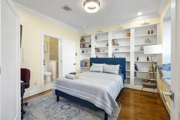 3 sovrum, skrivbord, strykjärn/strykbräda och resesäng