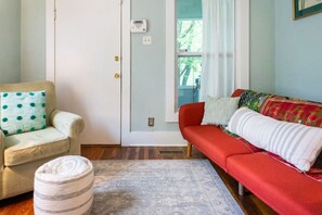 TV - Comfy Cottage Close to Historic Downtown (Hot Springs)