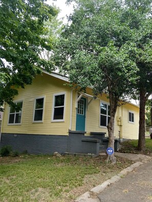 Exterior - Comfy Cottage Close to Historic Downtown (Hot Springs)