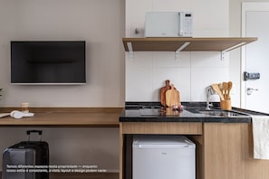Estudi de disseny | Cuina privada | Frigorífic gran, microones i utensilis de cuina, vaixella i coberteria