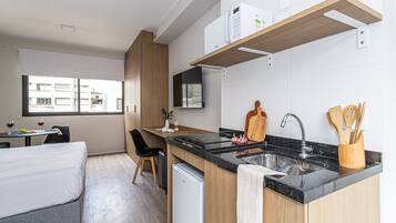 Estudio de diseñador | Cocina privada | Refrigerador con congelador, microondas y utensilios de cocina