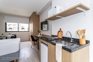 Design Studio | Private kitchen | Full-sized fridge, microwave, cookware/dishes/utensils