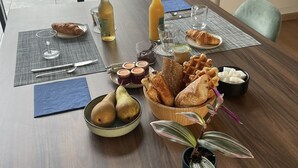 A dining table set with food, drinks, and a potted plant. - Industrial-style B&B in Peuplingues (Peuplingues)