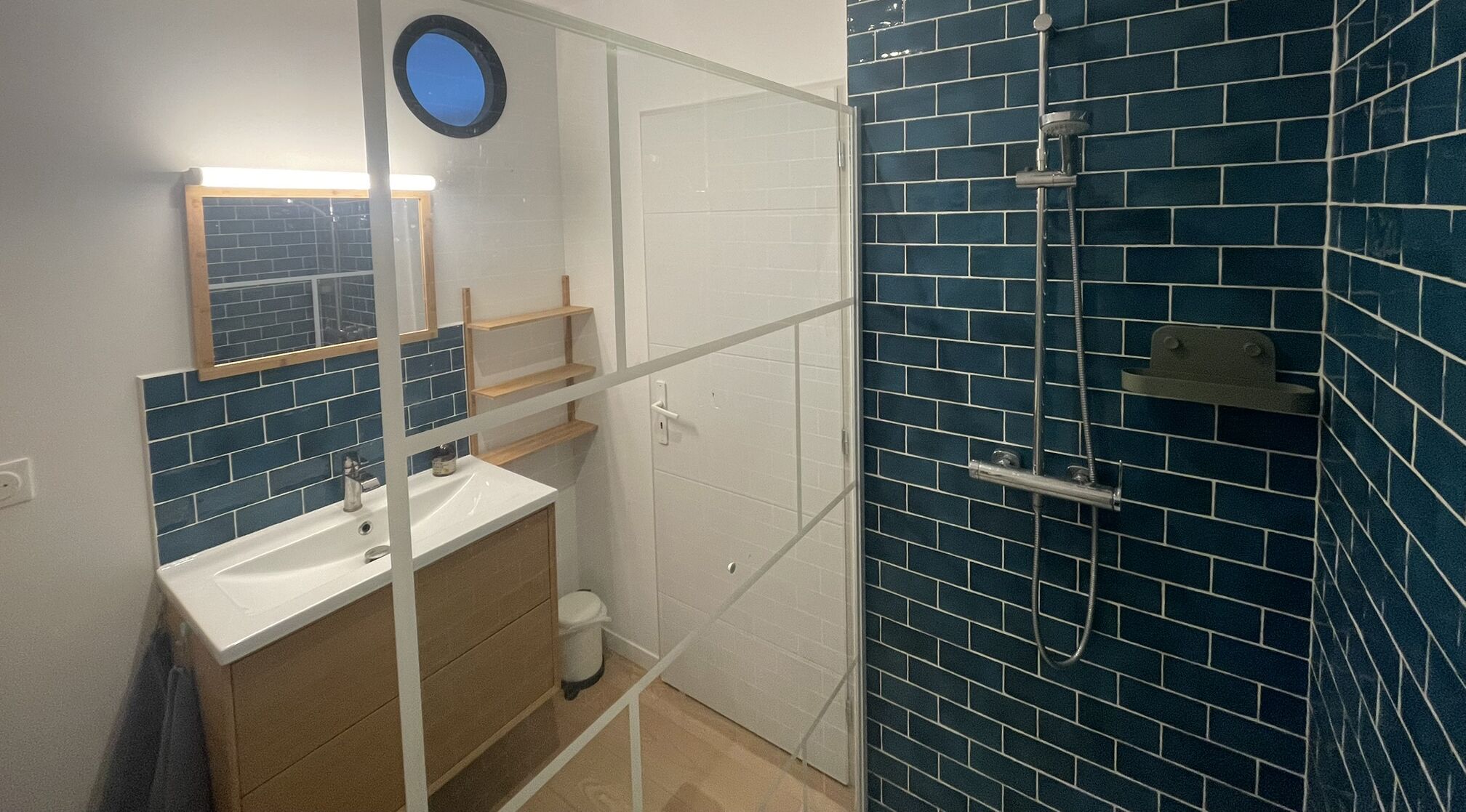 Douche, articles de toilette écologiques, sèche-cheveux